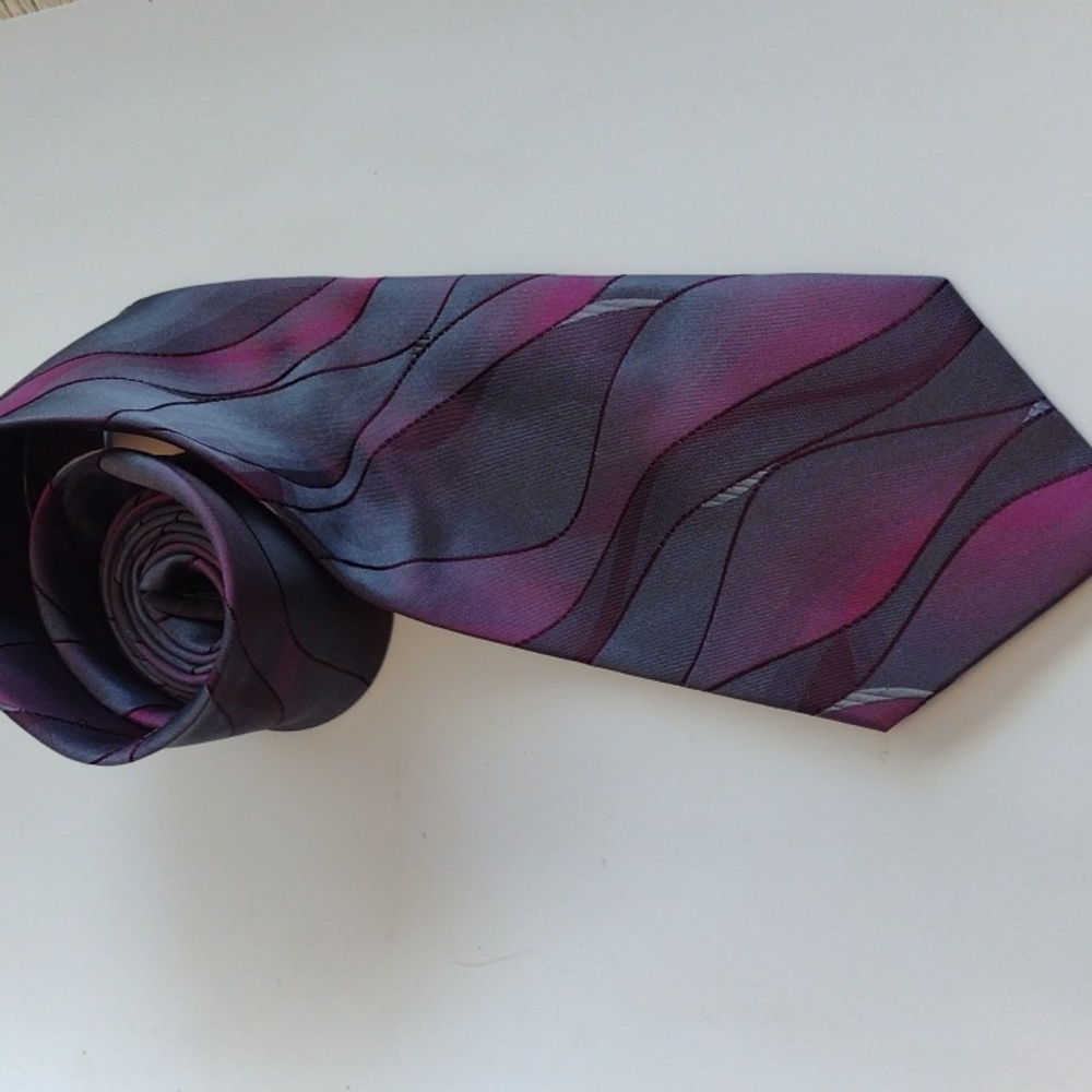 CRazy HORSE A Claiborne company tie